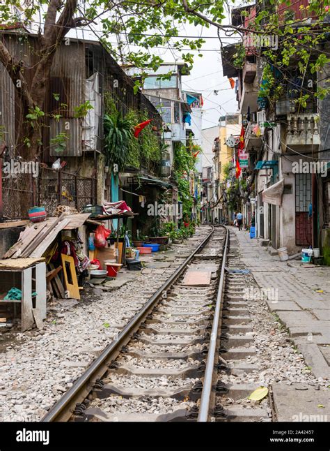 Hanoi railway houses hi-res stock photography and images - Alamy