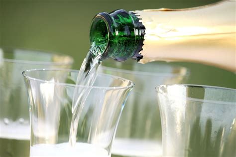 10 Pro Tips for Serving Sparkling Wines and Champagne - FreshMAG IE