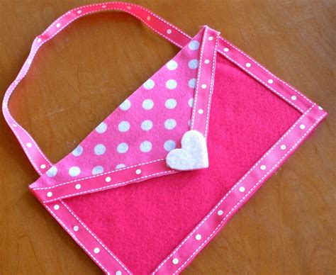 Sarahndipities ~ fortunate handmade finds: Things to Make: Felt Valentine's Envelopes