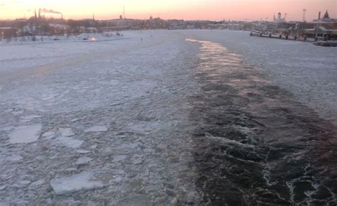 Foreigner in Finland: Suomenlinna seashore in winter