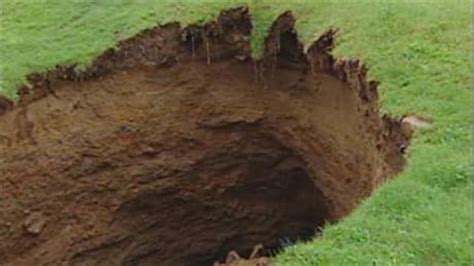 Ground holes prompt evacuations in QC | CBC News