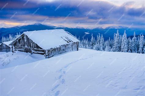 Premium Photo | Cabin in the mountains in winter