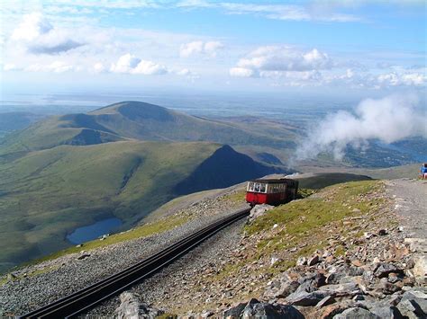 Snowdon_train_near_summit