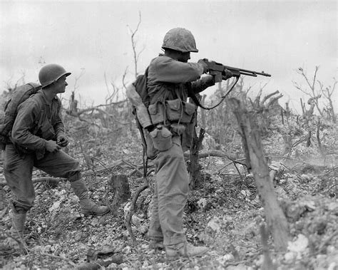 world war two - WW2: Did US marines and soldiers really go into action with unbuckled helmet ...