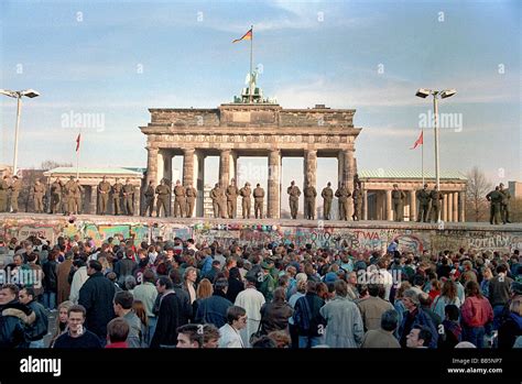 Crowds in front of Berlin Wall and Brandenburg Gate in 1989, Berlin ...