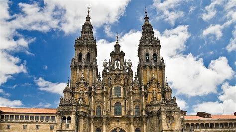 Una de las torres de la catedral de Santiago tiene una inclinación de ...