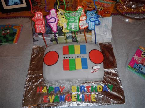 Yo Gabba Gabba boombox cake | Crafty projects, Cake, Yo gabba gabba