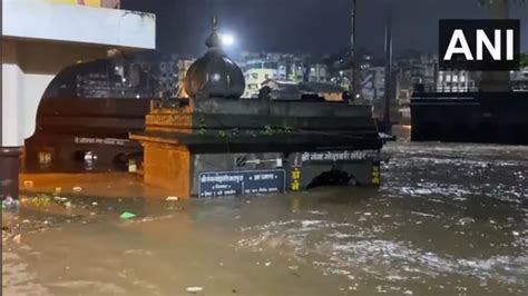 Waterlogging near Nashik temples amid heavy rain in Maharashtra. Video ...