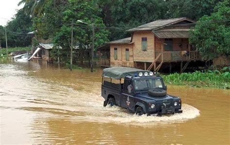 Motoring-Malaysia: Royal Malaysia Police Land Rover Defender at work