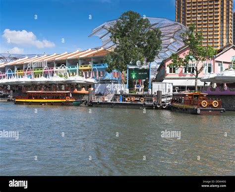 dh Singapore River CLARKE QUAY SINGAPORE Bumboat cruise tours Stock ...