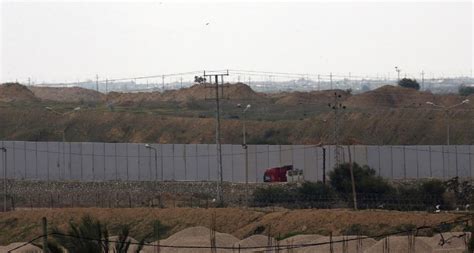 Egypt begins building giant wall on Gaza border