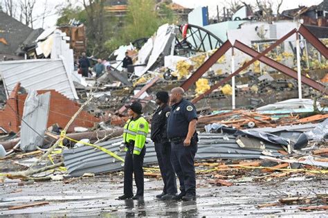 Tornadoes Kill 25 in Tennessee, Shredding Buildings in Nashville Area ...