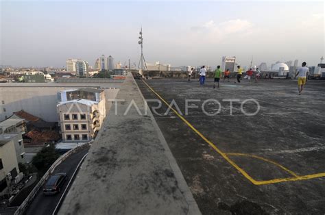 MANFAATKAN ATAP GEDUNG | ANTARA Foto