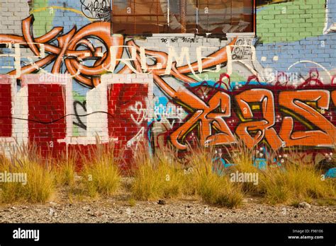 Los angeles river graffiti hi-res stock photography and images - Alamy