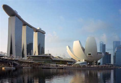 Green architecture - ArtScience Museum in Singapore - RobAid