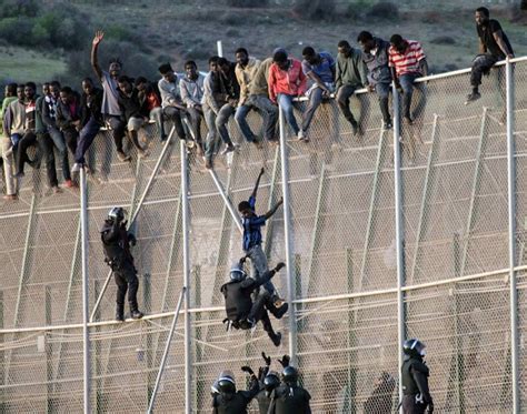 Spain stops 350 migrants from scaling Melilla fence - InfoMigrants