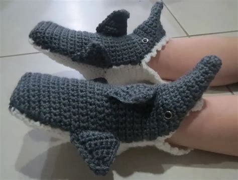 7 Free Patterns for Crochet Shark Slippers | Shark Crochet Slippers