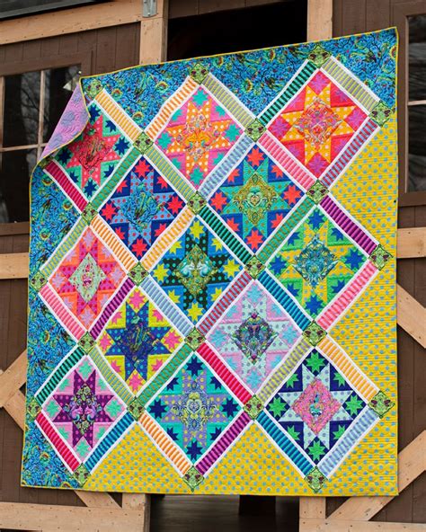 Free Quilt Pattern: Tula Pink CENTER STAGE QUILT | Pink quilts, Tula pink quilt, Quilts