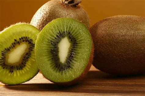 Buy different kiwi fruits + great price - Arad Branding