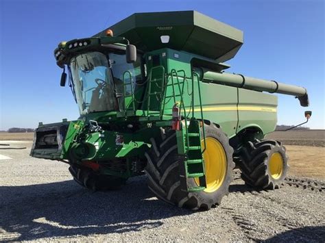 John Deere S680 Combine