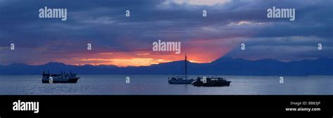 Sunrise behind boats at Kaiteriteri Beach, New Zealand Stock Photo - Alamy