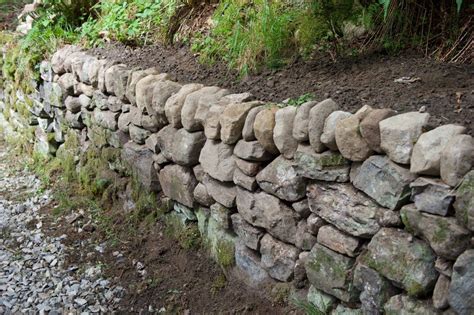 Build a Mortarless Stone Retaining Wall | Stone retaining wall ...