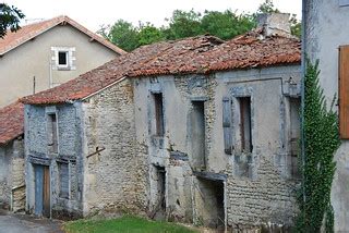 La maison en passoire (Vendoire -France) | Malheureusement d… | Flickr