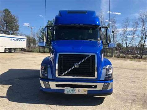 Volvo (2018) : Sleeper Semi Trucks