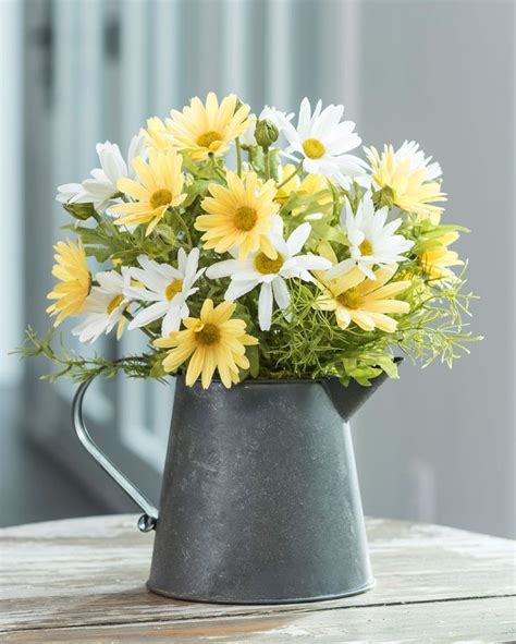 Easy Spring Daffodil Flower Arrangement | Flower arrangements simple ...