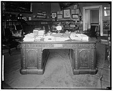 Resolute desk - Wikipedia