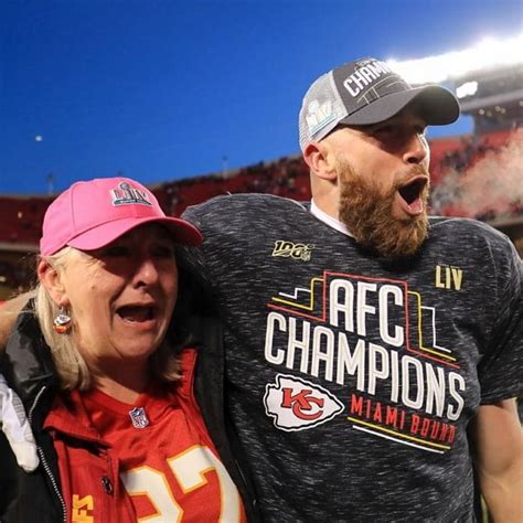 Travis Kelce Age, Net Worth, Girlfriend, Family and Biography (Updated ...