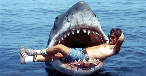 Funny Snaps of a Young Steven Spielberg Relaxing Between Takes While Shooting ‘Jaws’ in 1974 ...