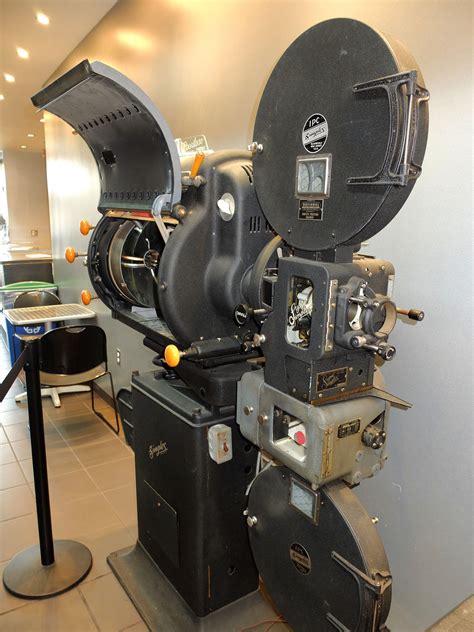 1939-45 Peerless Movie Theater Projector | Film projector, Cinema projector, Projector