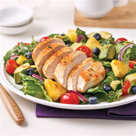 Salade-repas au poulet, ananas, bleuets et légumes - Je Cuisine