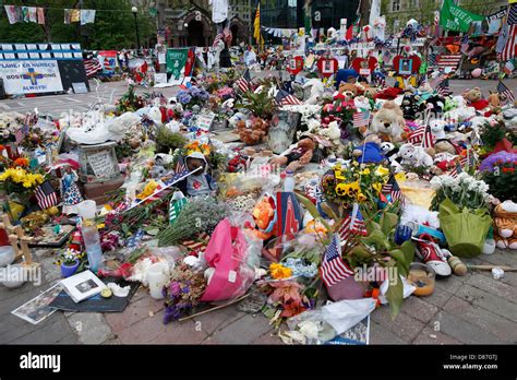 Makeshift memorial to Boston Marathon bombing victims in Copley Square ...