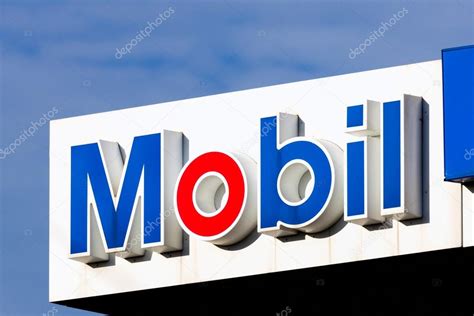 Gasolinera, Transporte., Carretera, Mobil., Tecnología — Foto editorial de stock © wolterke ...