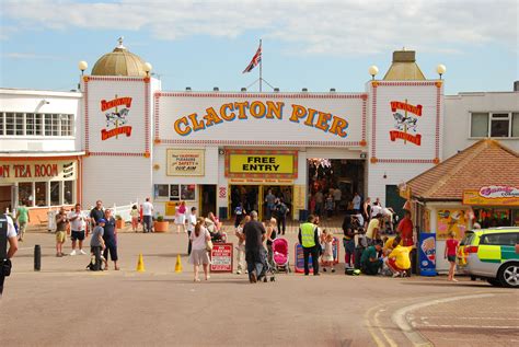 File:Clacton Pier 01 (Piotr Kuczynski).jpg - Wikipedia