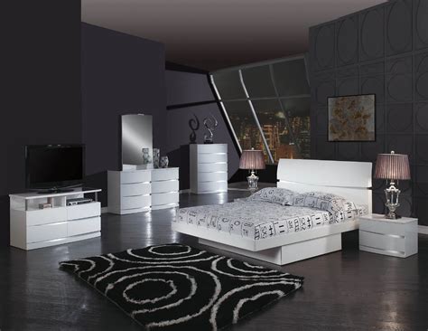 Homeroots 60'' X 80'' X 42.5'' 4Pc Queen Modern White High Gloss Bedroom Set 343943 | Comstrom