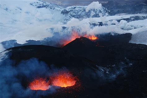 Eyjafjallajökull Volcano, Iceland: Photos from the Eruption in 2010 ...