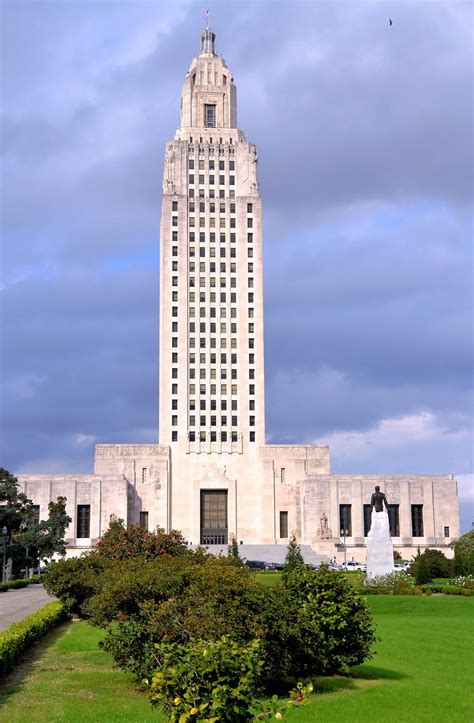 Louisiana State Capitol Building in Baton Rouge, Louisiana - Encircle ...