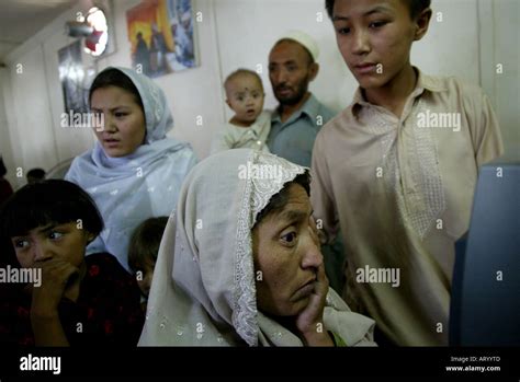 afghan refugees in Peshawar forced to return to Afghanistan Stockfoto ...