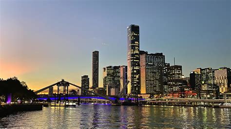 Beautiful SKYLINE, city walk across Goodwill Bridge, Brisbane ...