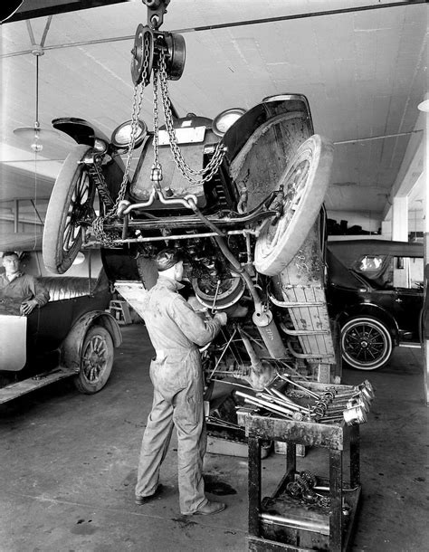 Rod & Custom Show | Vintage mechanics, Old gas stations, Car shop