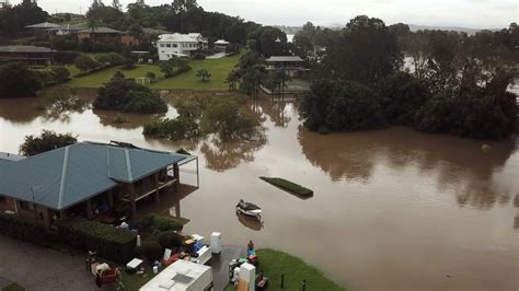 Heavy rain, flash flooding batter Australia's east coast | Reuters