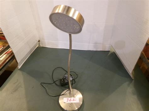 Lot - ADJUSTABLE DESK LAMP