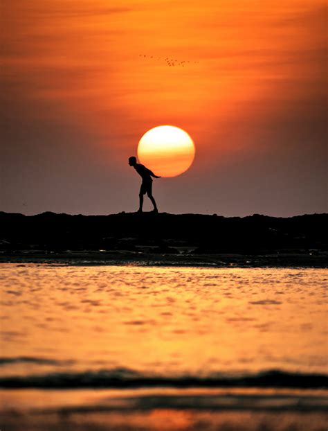 Fotógrafo crea espectaculares ilusiones con siluetas al atardecer en la playa | Fotografía ...