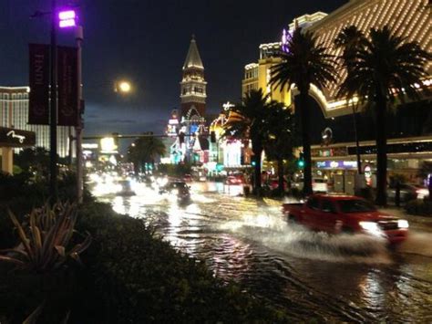 The City of Las Vegas During a Turbulent Flood (19 pics) - Izismile.com