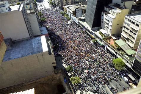 Venezuela split by pro- and anti-Maduro protests