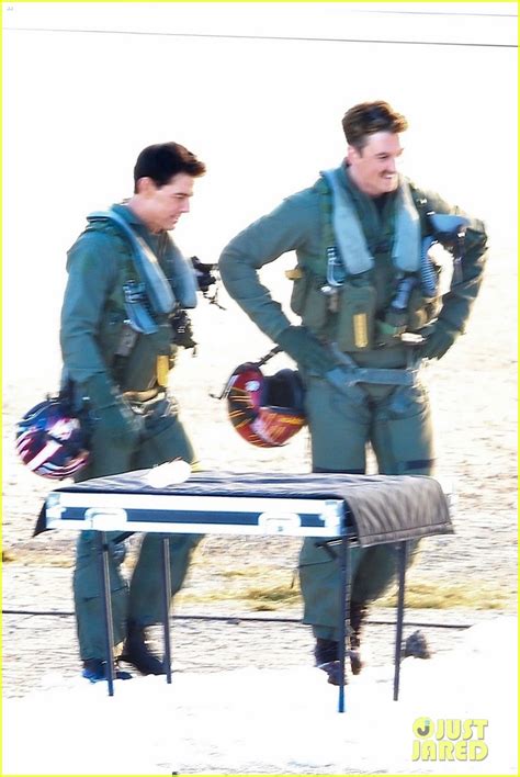 Tom Cruise & Miles Teller Wear Matching Flight Suits for 'Top Gun ...