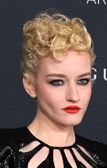 Julia Garner - Short Faux Curly Updo (2022) - 11th Annual LACMA Art ...